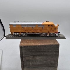 HO 1:87 Scale UNION PACIFIC F2-A Diesel Locomotive Model Power 96803 W/display