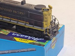 HO Kato 37701 ALCO RS-3 Diesel Locomotive #862 Northern Pacific Model Train Car