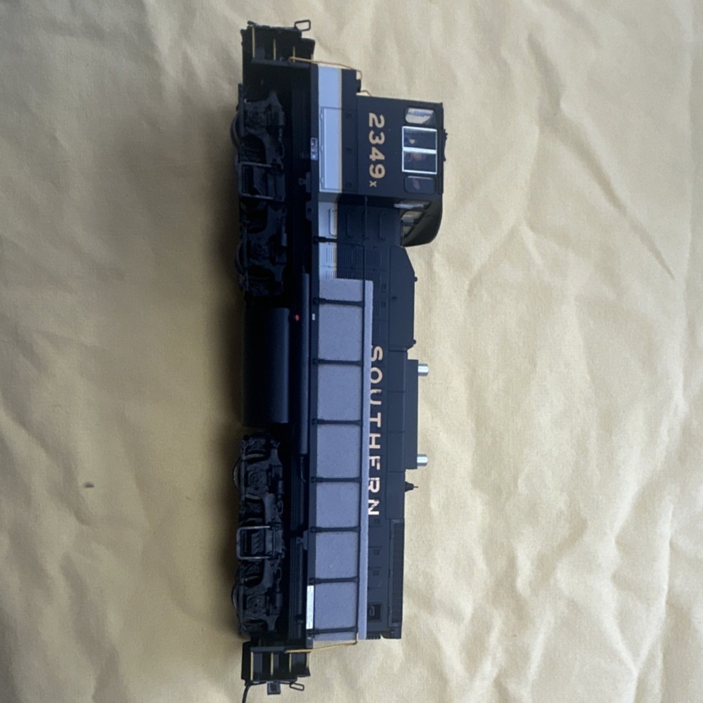 Atlas HO MP-15DC Southern #2349 Diesel Locomotive with Sound Function
