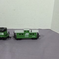 Life-Like HO Deluxe Locomotive #9987 & Caboose #41576 Burlington Northern