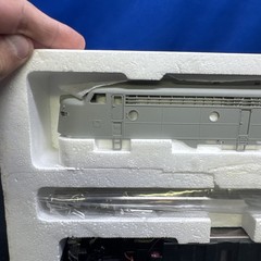 HO SCALE PROTO 2000 8129 UNDECORATED E8/9 DIESEL LOCOMOTIVE No Box