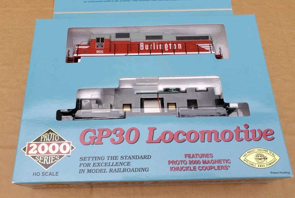 Proto 2000 21517 HO Scale CB&Q Powered GP30 Diesel Locomotive #955 LN/Box spud02