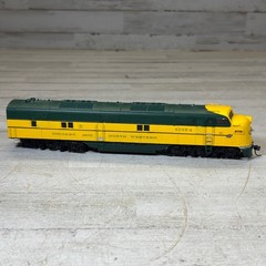 HO Scale Chicago North Western E7 Diesel Locomotive #5008-A Yellow Green