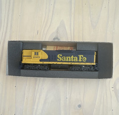 Dummy Athearn HO EMD SD9 Diesel Locomotive Santa Fe #2963 DC Analog