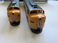 🚂 KATO N SCALE CHICAGO & NORTHWESTERN CNW EMD E8 DIESEL LOCO PAIR 5021A 5021B