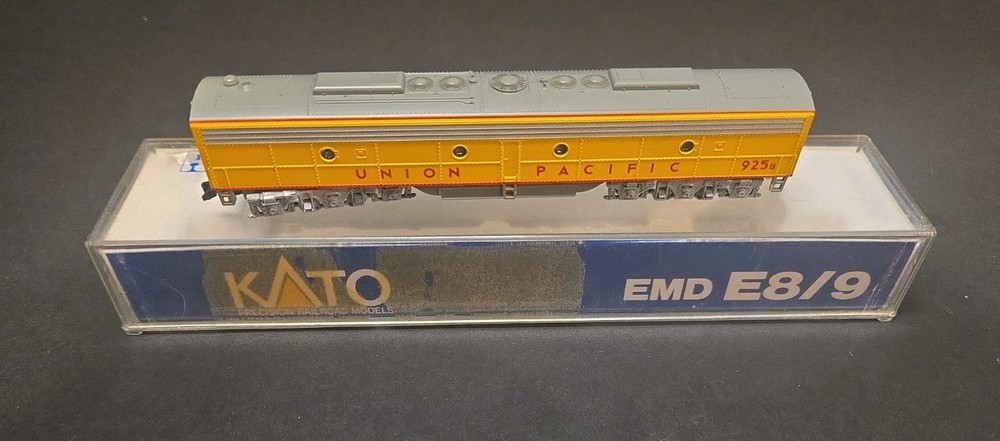 KATO 176-293 EMD E8/9B Union Pacific UP 925B N Scale Locomotive See Details!