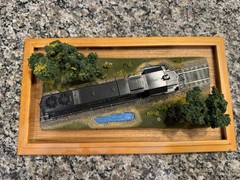 HO SCALE? DISPLAY MIRROR CASE W/ Locomotive Scales Engine. Approximately14x8x7