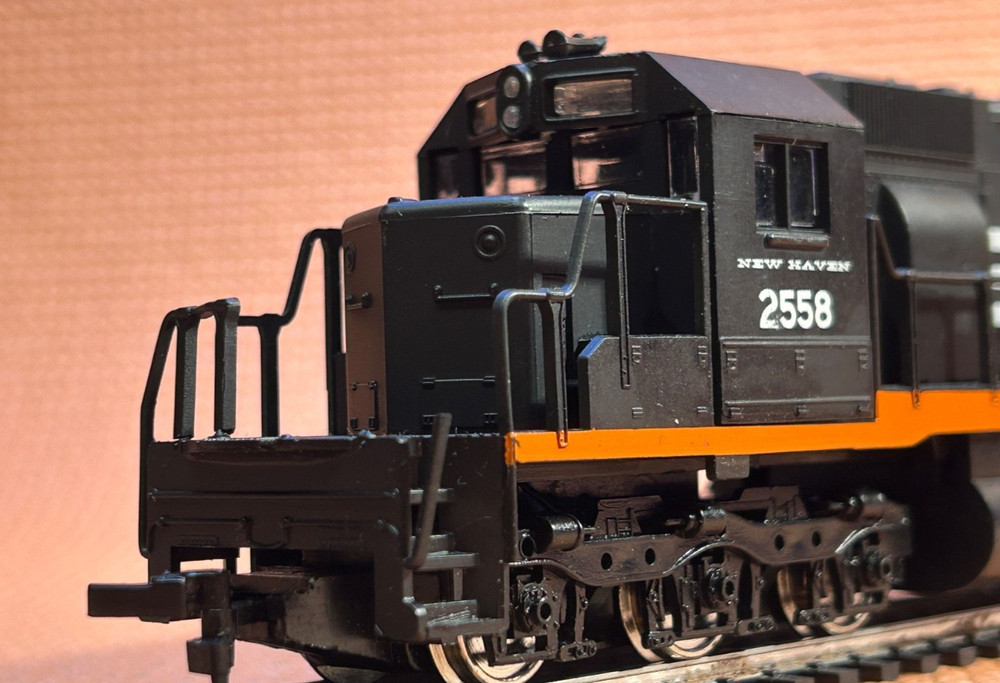 New Haven HO Diesel Locomotive/Loco 2558 Black Orange White, 632 bin4 WORKs NICE