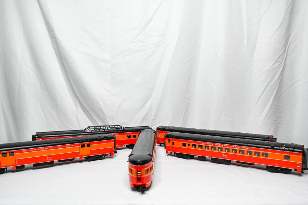 MTH Southern Pacific 5-Car 70’ ABS Streamlined Passenger Set #20-6523 | O Scale