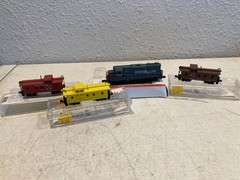 N Scale Model Train Lot Southern Pacific Loco & 3 Cabooses Micro-Trains MTL