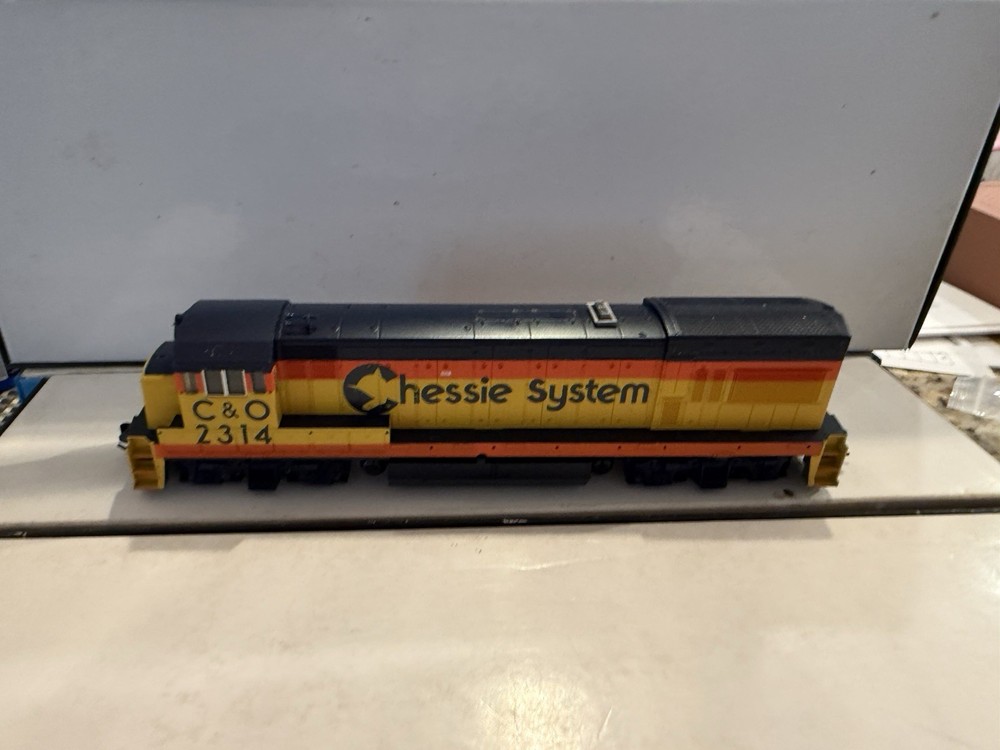 Atlas HO #8695 GE U23B CHESSIE SYSTEM C & O #2314 POWERED LOCOMOTIVE NOS