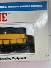WALTHERS TRAINLINE HO 4307 CHICAGO NORTHWESTERN GP9 DIESEL + BOX