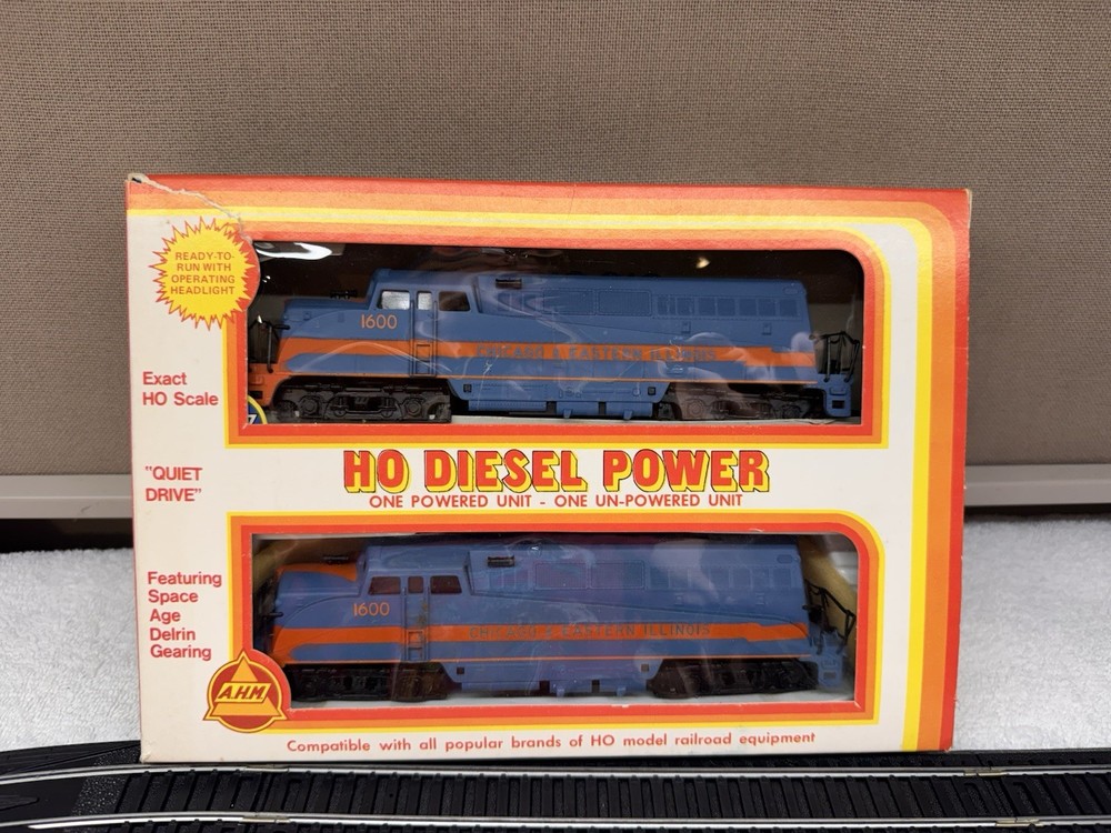 AHM 5040 HO Scale Chicago and Eastern Illinois 1600 BL-2 Diesel Locomotive Pair