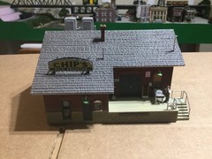 HO-Scale Woodland Scenic 5028 Chip’s Ice House Built-&-Ready Landmark Structure