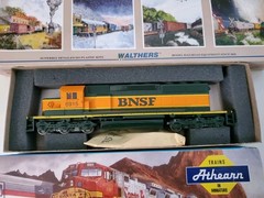 HO ATHEARN 4432 SD40-2 POWER BNSF # 6915, JORDAN SPREADER UNDECORATED 932-5350