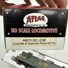 Atlas 8670 Ho Scale He U23B L&N Diesel Locomotive #2715 Louisville And Nashville