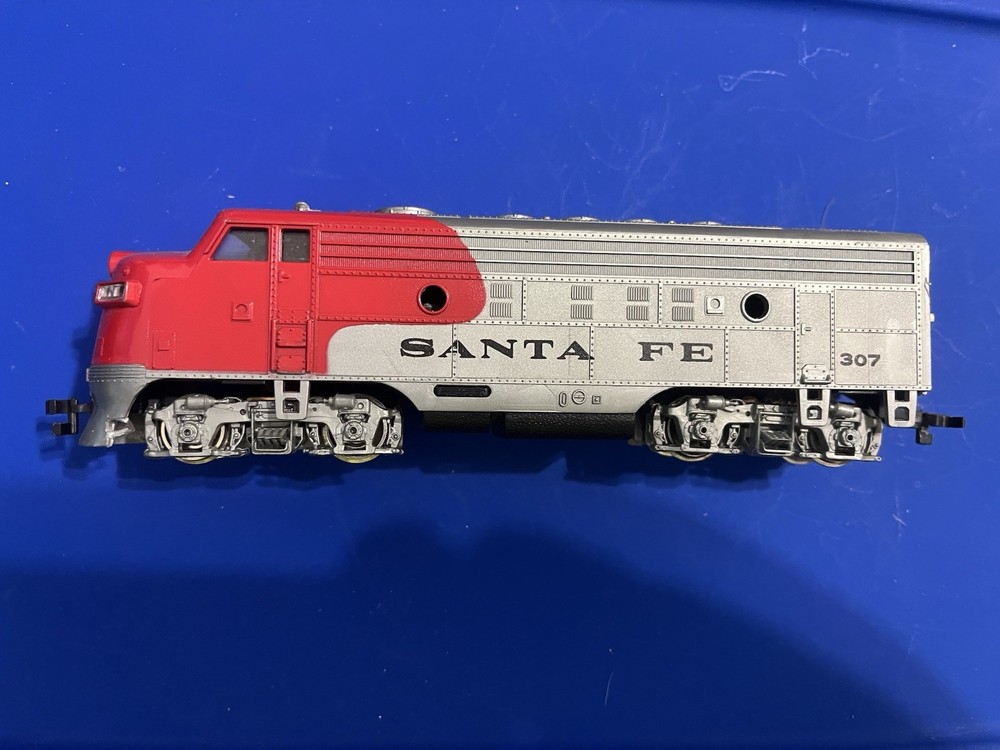 HO Scale Bachmann Santa Fe Warbonnet F Series Locomotive #307 DC