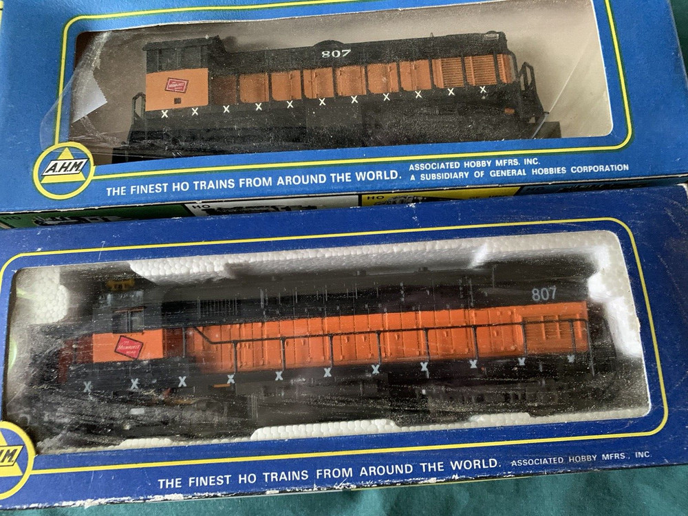 AHM #5015 B Alco Century Powered & #5010 Alco GE 1000 HP Dummy, Milwaukee– HO