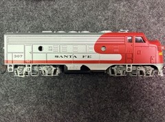 HO Scale Bachmann EMD F9 Diesel Locomotive Santa Fe 307 +3 CARS