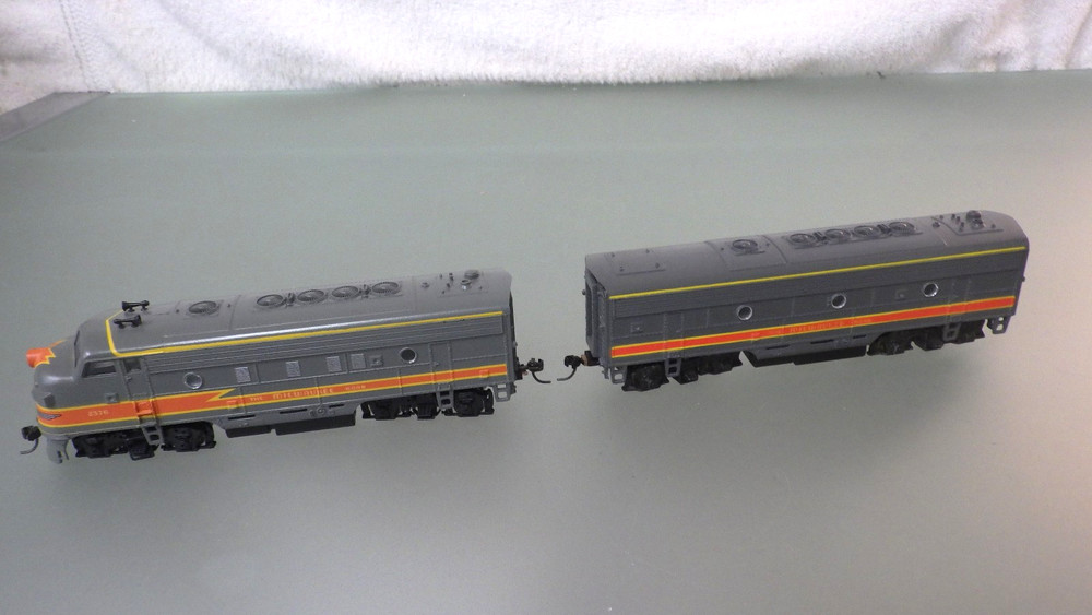HO-Athearn F7A Powered Locomotive & Unpowered B-Unit MILWAUKEE ROAD * Runs Good