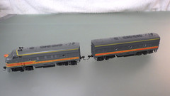 HO-Athearn F7A Powered Locomotive & Unpowered B-Unit MILWAUKEE ROAD * Runs Good
