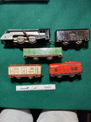 HAFNER O SCALE #1010 WIND UP ENGINE AND CARS