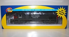 Athearn HO 95136 Southern Pacific SD40T-2 Diesel Locomotive #8572 in Box