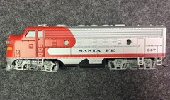 HO Scale Bachmann EMD F9 Diesel Locomotive Santa Fe 307 +3 CARS