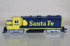KATO 37-022 SANTA FE AT&SF EMD GP35 PHASE 1a LOCOMOTIVE 2825 BOXED on