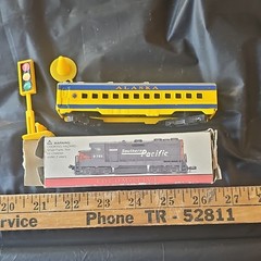 N scale Analog Southern Pacific 9725 Locomotive w/ Alaska RR Passenger Car