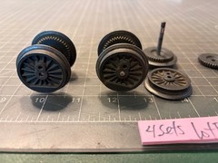 Lionel O Train FOUR LOCOMOTIVE DRIVE WHEEL & AXLE SETS each w/ One Geared Wheel