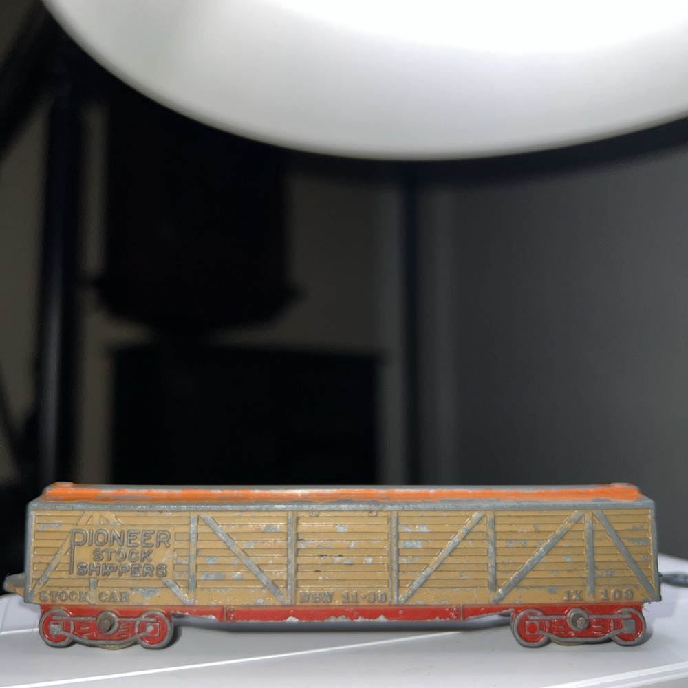 vtg 1939 TOOTSIETOY Train PIONEER STOCK SHIPPERS CAR RAILROAD 5 Inch Orange