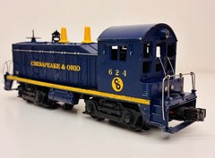 Lionel Postwar Chesapeake & Ohio NW-2 Diesel Switcher 624 w/ Box Runs & Lights