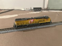 BROADWAY LIMITED N SCALE UP ES44AC #7400 PINK ROBBON (CUSTOM)