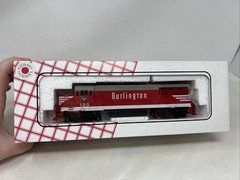 HO Stewart 7204 Burlington GE U25B Phase II Powered Diesel Locomotive CB&Q #100