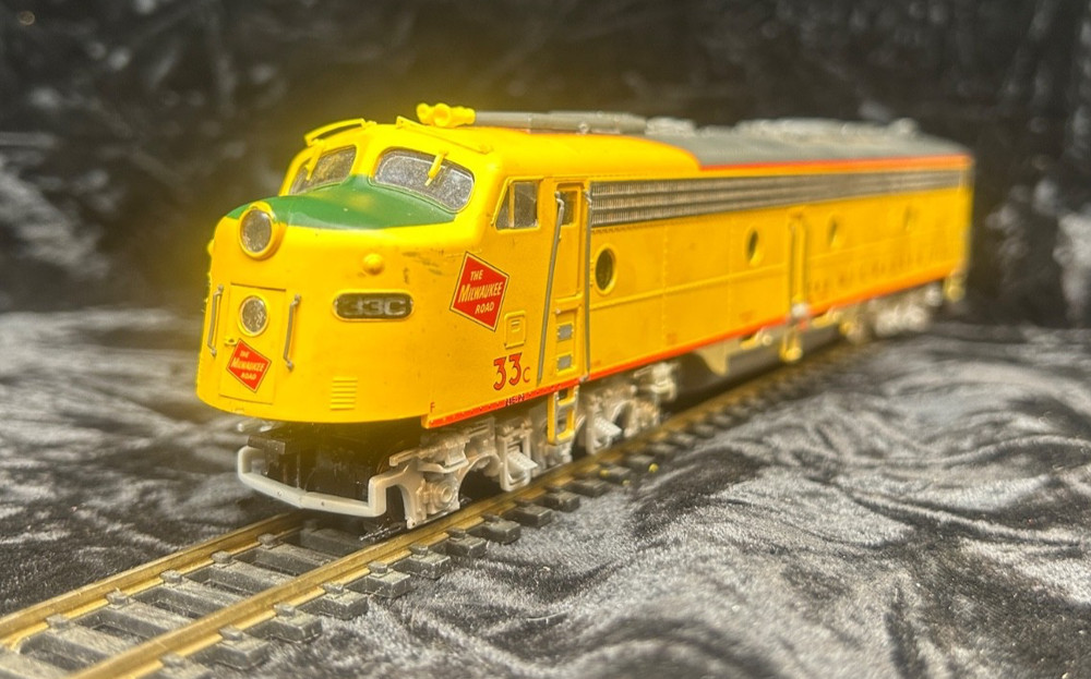 WALTHERS PROTO 2000 HO Scale MILWAUKEE ROAD LOCOMOTIVE #33C DC (12WD) lotA1