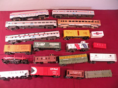 Large Lot of HO Train Cars Parts Pieces Repair Rivarossi Roco Lionel D+++