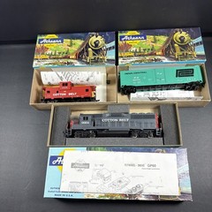Athearn 4761 Cotton Belt No. 9664 HO GP60 Powered Locomotive + 2 Cars