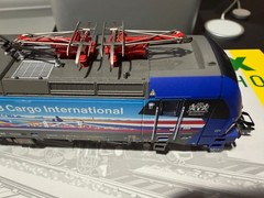 Trix 22735 – SBB Cargo International Vectron 193 525 Electric Locomotive