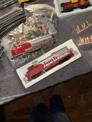 Vintage HO Scale Train Lot Bachmann Santa Fe Kits Buildings Figures Track 1970s