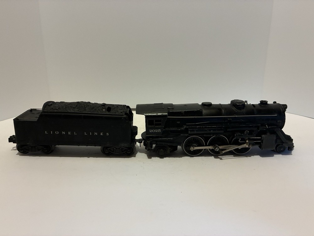 Lionel Post War 2025 Locomotive and Whistle Tender Tested See Description. Nice