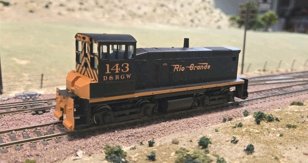 Athearn HO Scale Denver Rio Grande Western D&RGW #143 SW1000 Diesel Locomotive