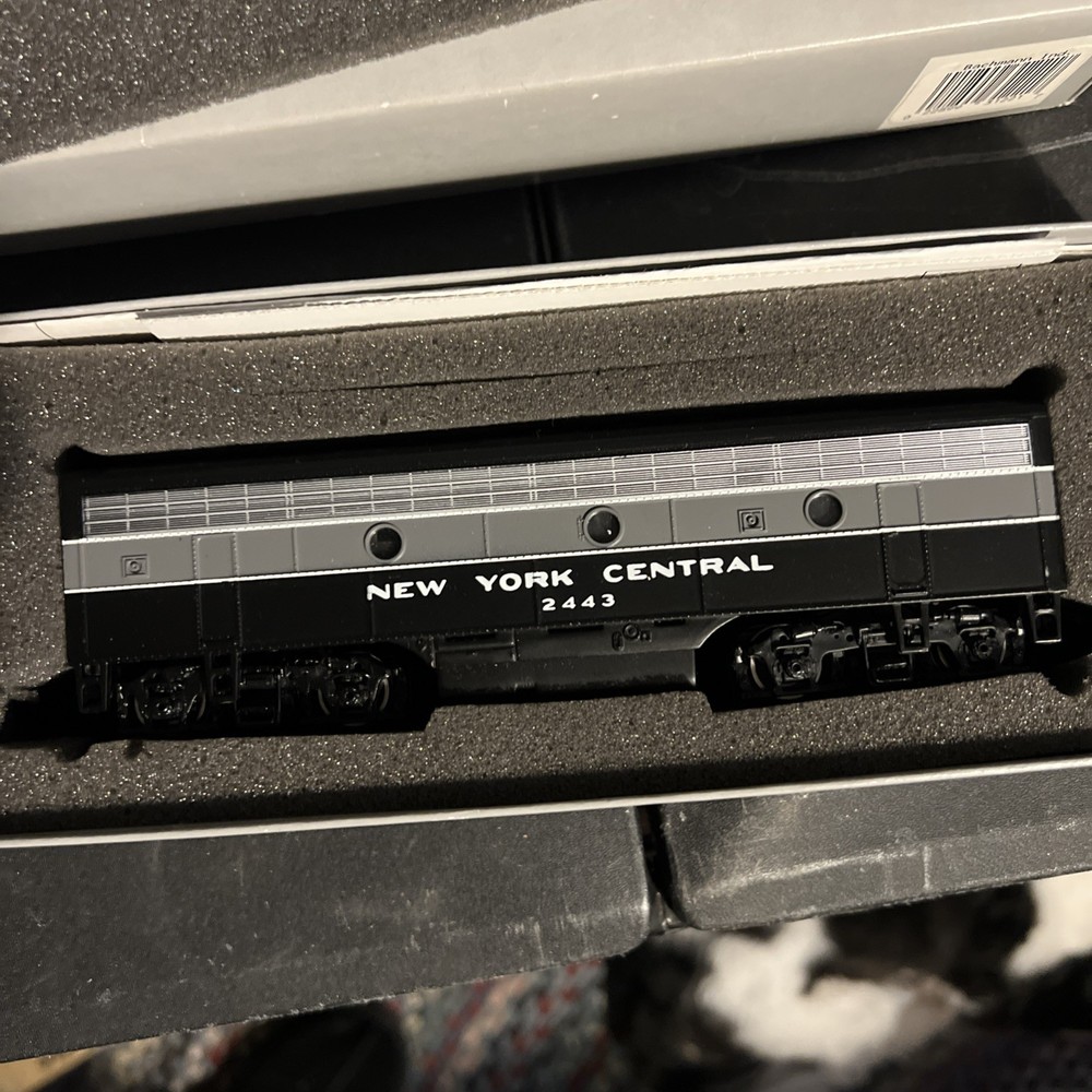 HO SCALE BACHMANN PLUS New York Central #2443 POWERED F7B KEN