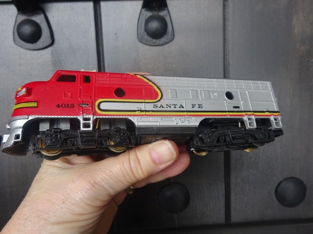 TYCO SANTA FE HONG KONG 4015 LOCOMOTIVE tested works Headlight too