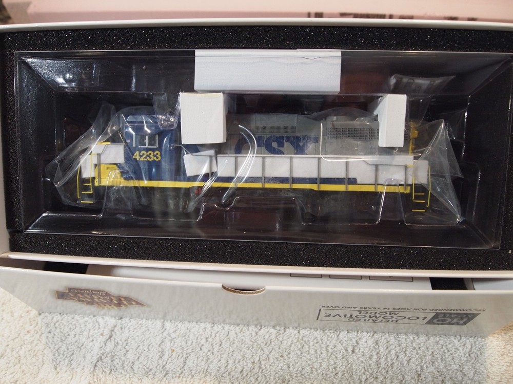 BROADWAY LIMITED 7569 C S X GP30 (YN-2) ROAD No. 4233 PARAGON-4 DC C+SOUND
