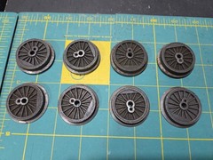 Eight (8) Vintage Lionel 1 5/8″ Locomotive Wheels–4 w/ Gears and 4 w/o Gears