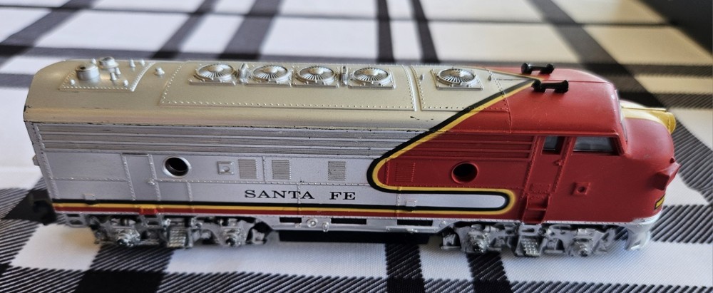 Life-Like HO Scale Santa Fe Locomotive Train Silver Red Item No. 26696