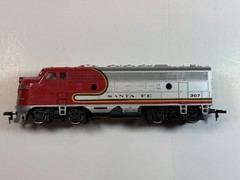 HO Scale Bachmann Santa Fe Warbonnet F Series Locomotive #307 DC