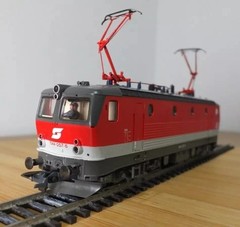 Roco 43943 HO gauge ÖBB 1044 electric locomotive in red livery