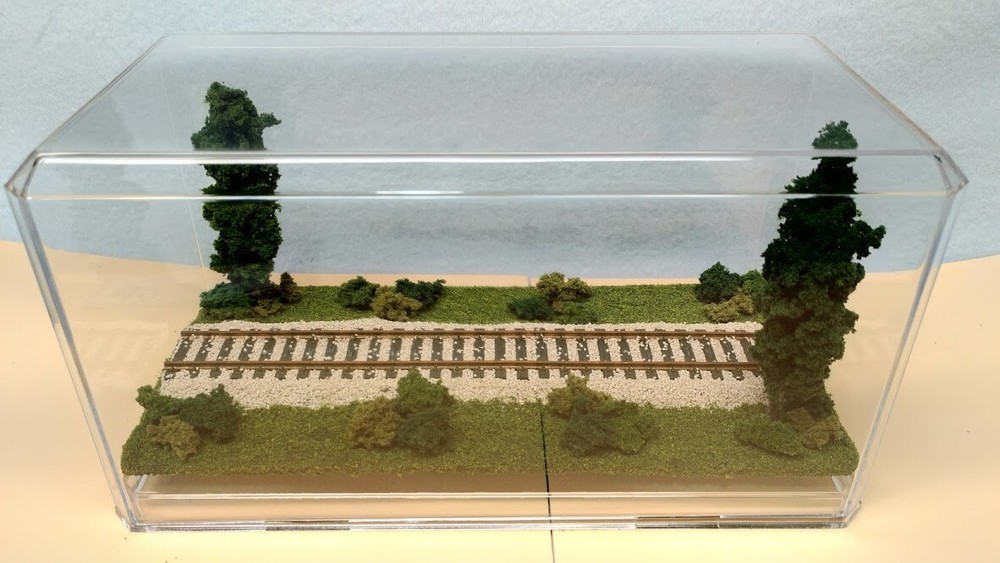 HO SCALE 9″ SINGLE TRACK DISPLAY CASE -“SUMMER SCENE”-FOR ANY HO TRAIN